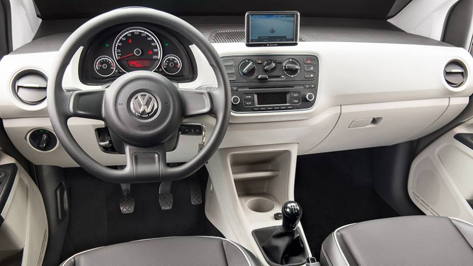 MOVE UP!: Painel com acabamento claro e texturizado &eacute; opcional | <a href="https://preprod.quatrorodas.abril.com.br/carros/testes/volkswagen-up-773936.shtml" rel="migration">Leia mais</a>