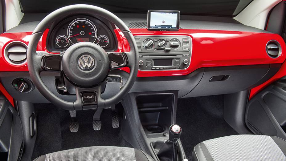 RED UP!: Velocímetro, conta-giros e indicador de combustível | <a href="https://preprod.quatrorodas.abril.com.br/carros/testes/volkswagen-up-773936.shtml" rel="migration">Leia mais</a>