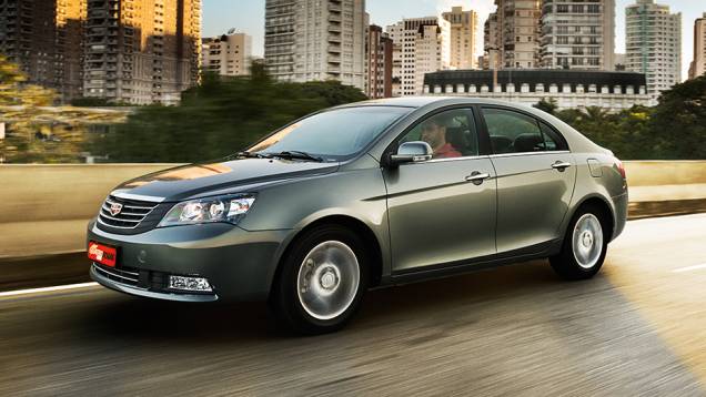 Os faróis do sedã são duplos com bloco elíptico e têm regulagem de altura | <a href="https://preprod.quatrorodas.abril.com.br/carros/testes/geely-ec7-1-8-gs-780443.shtml" rel="migration">Leia mais</a> Os faróis do sedã são duplos com bloco elíptico e têm regulagem de altura | <a href="https://preprod.quatrorodas.abril.com.br/carros/testes/geely-ec7-1-8-gs-780443.shtml" rel="migration">Leia mais</a>