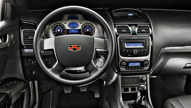 Acabamento tem detalhes em preto brilhante e cinza (titânio). Volante é ajustável em altura | <a href="https://preprod.quatrorodas.abril.com.br/carros/testes/geely-ec7-1-8-gs-780443.shtml" rel="migration">Leia mais</a> Acabamento tem detalhes em preto brilhante e cinza (titânio). Volante é ajustável em altura | <a href="https://preprod.quatrorodas.abril.com.br/carros/testes/geely-ec7-1-8-gs-780443.shtml" rel="migration">Leia mais</a>