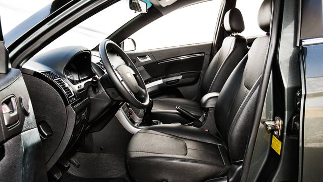 Revestimento dos bancos imita couro perfurado | <a href="https://preprod.quatrorodas.abril.com.br/carros/testes/geely-ec7-1-8-gs-780443.shtml" rel="migration">Leia mais</a> Revestimento dos bancos imita couro perfurado | <a href="https://preprod.quatrorodas.abril.com.br/carros/testes/geely-ec7-1-8-gs-780443.shtml" rel="migration">Leia mais</a>