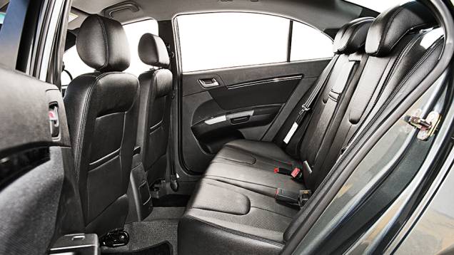 Atrás, há cinto de três pontos para todos os ocupantes | <a href="https://preprod.quatrorodas.abril.com.br/carros/testes/geely-ec7-1-8-gs-780443.shtml" rel="migration">Leia mais</a> Atrás, há cinto de três pontos para todos os ocupantes | <a href="https://preprod.quatrorodas.abril.com.br/carros/testes/geely-ec7-1-8-gs-780443.shtml" rel="migration">Leia mais</a>