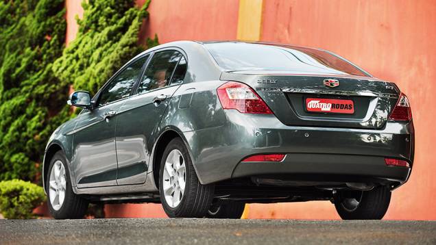 Recorte do porta-malas lembra Mercedes Classe S | <a href="https://preprod.quatrorodas.abril.com.br/carros/testes/geely-ec7-1-8-gs-780443.shtml" rel="migration">Leia mais</a> Recorte do porta-malas lembra Mercedes Classe S | <a href="https://preprod.quatrorodas.abril.com.br/carros/testes/geely-ec7-1-8-gs-780443.shtml" rel="migration">Leia mais</a>