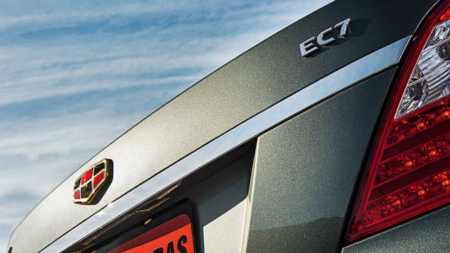 O friso cromado horizontal dá a sensação de maior largura à traseira | <a href="https://preprod.quatrorodas.abril.com.br/carros/testes/geely-ec7-1-8-gs-780443.shtml" rel="migration">Leia mais</a> O friso cromado horizontal dá a sensação de maior largura à traseira | <a href="https://preprod.quatrorodas.abril.com.br/carros/testes/geely-ec7-1-8-gs-780443.shtml" rel="migration">Leia mais</a>