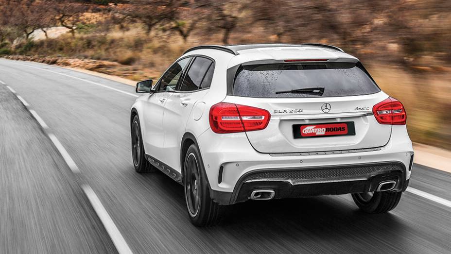 Apesar de perfil SUV, ele é só 1 cm mais alto que um Focus | <a href="https://preprod.quatrorodas.abril.com.br/carros/impressoes/mercedes-benz-gla-250-779014.shtml" rel="migration">Leia mais</a>