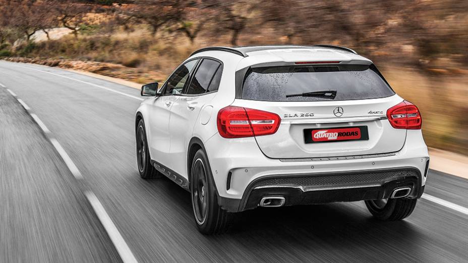 Apesar de perfil SUV, ele &eacute; s&oacute; 1 cm mais alto que um Focus | <a href="https://preprod.quatrorodas.abril.com.br/carros/impressoes/mercedes-benz-gla-250-779014.shtml" rel="migration">Leia mais</a>