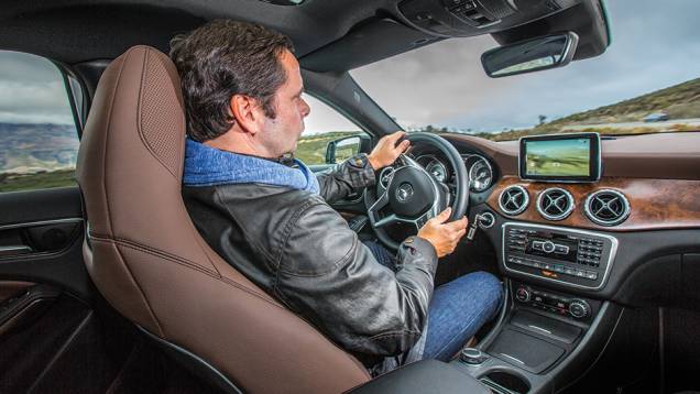 Dependendo da versão, o acabamento frontal do painel pode ser de imitação de madeira, alumínio ou piano black | <a href="https://preprod.quatrorodas.abril.com.br/carros/impressoes/mercedes-benz-gla-250-779014.shtml" rel="migration">Leia mais</a> Dependendo da versão, o acabamento frontal do painel pode ser de imitação de madeira, alumínio ou piano black | <a href="https://preprod.quatrorodas.abril.com.br/carros/impressoes/mercedes-benz-gla-250-779014.shtml" rel="migration">Leia mais</a>