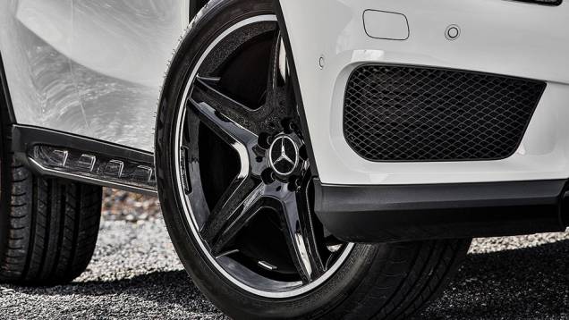 Detalhes das rodas de liga de 17 polegadas | <a href="https://preprod.quatrorodas.abril.com.br/carros/impressoes/mercedes-benz-gla-250-779014.shtml" rel="migration">Leia mais</a> Detalhes das rodas de liga de 17 polegadas | <a href="https://preprod.quatrorodas.abril.com.br/carros/impressoes/mercedes-benz-gla-250-779014.shtml" rel="migration">Leia mais</a>