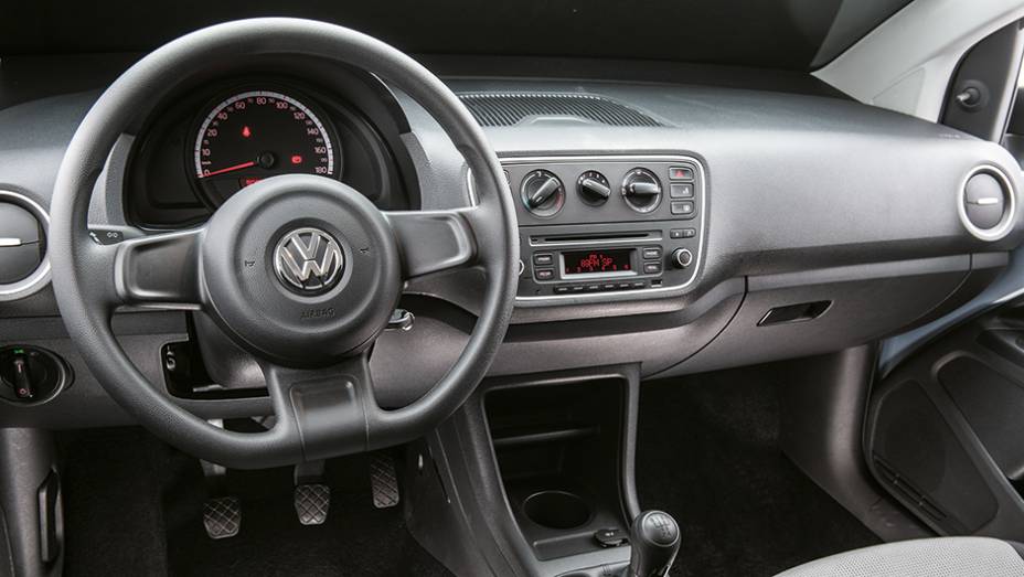 Take Up! vem com o essencial. Sistema de som &eacute; opcional | <a href="https://preprod.quatrorodas.abril.com.br/carros/comparativos/hatches-compactos-entrada-779938.shtml" rel="migration">Leia mais</a>