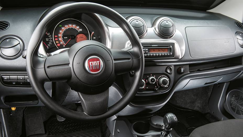 Posi&ccedil;&atilde;o de dirigir no Uno &eacute; elevada e agrada pela ergonomia | <a href="https://preprod.quatrorodas.abril.com.br/carros/comparativos/hatches-compactos-entrada-779938.shtml" rel="migration">Leia mais</a>