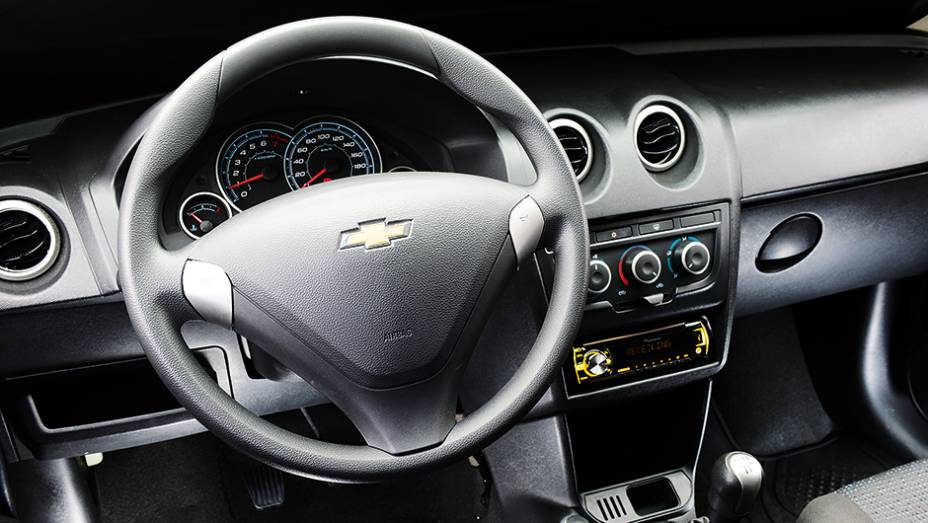 Volante do Celta est&aacute; desalinhado em rela&ccedil;&atilde;o ao assento | <a href="https://preprod.quatrorodas.abril.com.br/carros/comparativos/hatches-compactos-entrada-779938.shtml" rel="migration">Leia mais</a>