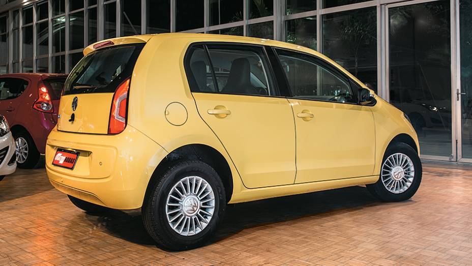 Janela traseira do Up! brasileiro abre-se verticalmente. No europeu, &eacute; basculante. Sensor de r&eacute; &eacute; de s&eacute;rie a partir da vers&atilde;o High Up! | <a href="https://preprod.quatrorodas.abril.com.br/carros/comparativos/hatches-compactos-779934.shtml" rel="migration">Leia mais</a>