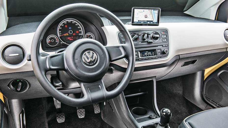 Difusor de ar central &eacute; fixo. Maps & more &eacute; item opcional | <a href="https://preprod.quatrorodas.abril.com.br/carros/comparativos/hatches-compactos-779934.shtml" rel="migration">Leia mais</a>