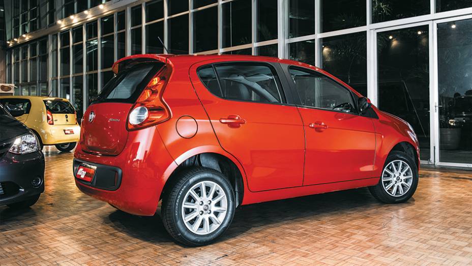 Palio &eacute; o segundo lugar no ranking de vendas da Fenabrave e o mais longevo do quinteto, "vivo" desde 1996. Divide a plataforma com o Uno | <a href="https://preprod.quatrorodas.abril.com.br/carros/comparativos/hatches-compactos-779934.shtml" rel="migration">Leia mais</a>