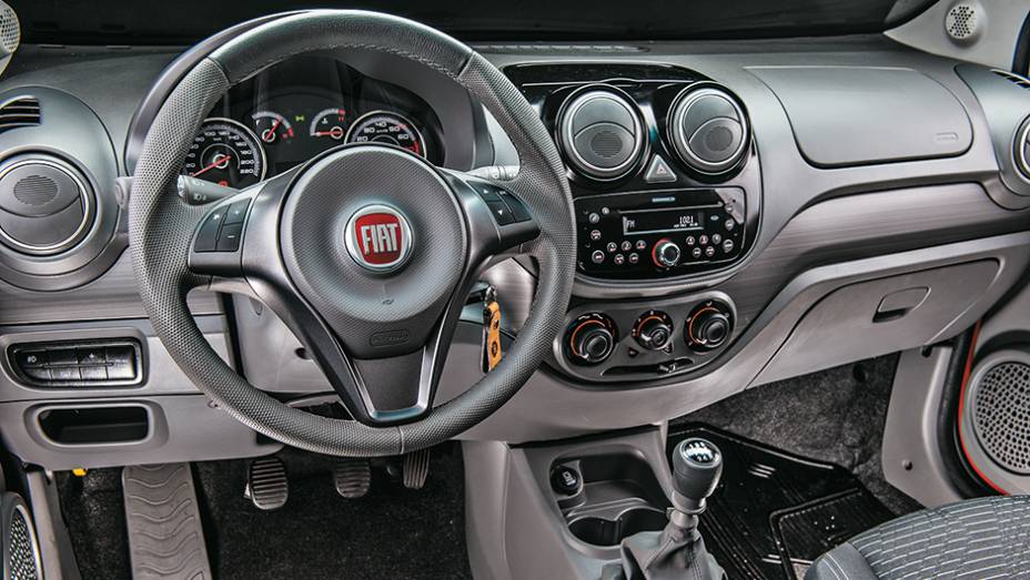 Volante multifuncional e som est&atilde;o entre os opcionais | <a href="https://preprod.quatrorodas.abril.com.br/carros/comparativos/hatches-compactos-779934.shtml" rel="migration">Leia mais</a>