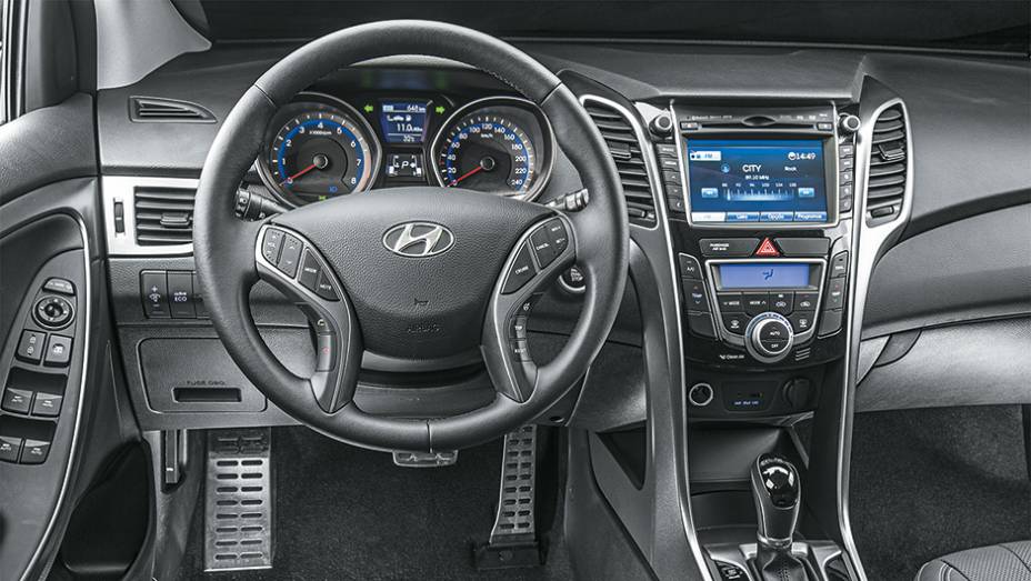 Iluminação azul toma conta da cabine | <a href="https://preprod.quatrorodas.abril.com.br/carros/impressoes/hyundai-i30-1-8-779010.shtml" rel="migration">Leia mais</a>