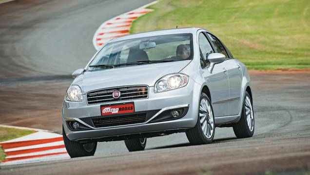 Nova grade e friso cromado curvo no para-choque | <a href="https://preprod.quatrorodas.abril.com.br/carros/impressoes/fiat-linea-essence-2015-777585.shtml" rel="migration">Leia mais</a> Nova grade e friso cromado curvo no para-choque | <a href="https://preprod.quatrorodas.abril.com.br/carros/impressoes/fiat-linea-essence-2015-777585.shtml" rel="migration">Leia mais</a>