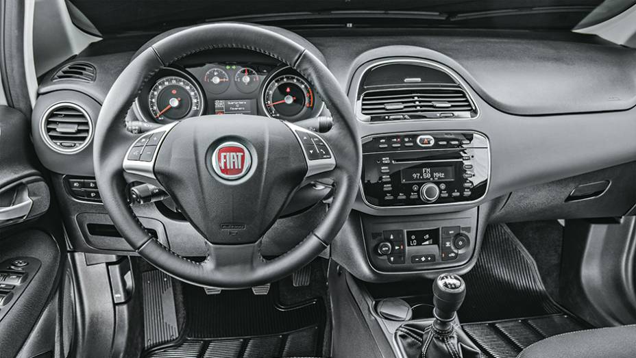 Meio do painel n&atilde;o est&aacute; mais ligado aos instrumentos | <a href="https://preprod.quatrorodas.abril.com.br/carros/impressoes/fiat-linea-essence-2015-777585.shtml" rel="migration">Leia mais</a>