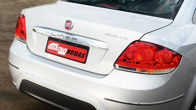Placa subiu do para-choque para a tampa traseira | <a href="https://preprod.quatrorodas.abril.com.br/carros/impressoes/fiat-linea-essence-2015-777585.shtml" rel="migration">Leia mais</a> Placa subiu do para-choque para a tampa traseira | <a href="https://preprod.quatrorodas.abril.com.br/carros/impressoes/fiat-linea-essence-2015-777585.shtml" rel="migration">Leia mais</a>