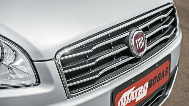 Grade ganhou desenho com curvatura no centro | <a href="https://preprod.quatrorodas.abril.com.br/carros/impressoes/fiat-linea-essence-2015-777585.shtml" rel="migration">Leia mais</a> Grade ganhou desenho com curvatura no centro | <a href="https://preprod.quatrorodas.abril.com.br/carros/impressoes/fiat-linea-essence-2015-777585.shtml" rel="migration">Leia mais</a>