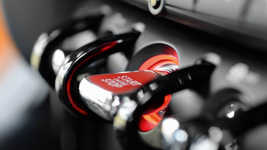 Teclas como as dos avi&otilde;es antigos | <a href="https://preprod.quatrorodas.abril.com.br/carros/impressoes/mini-cooper-s-779912.shtml" rel="migration">Leia mais</a>