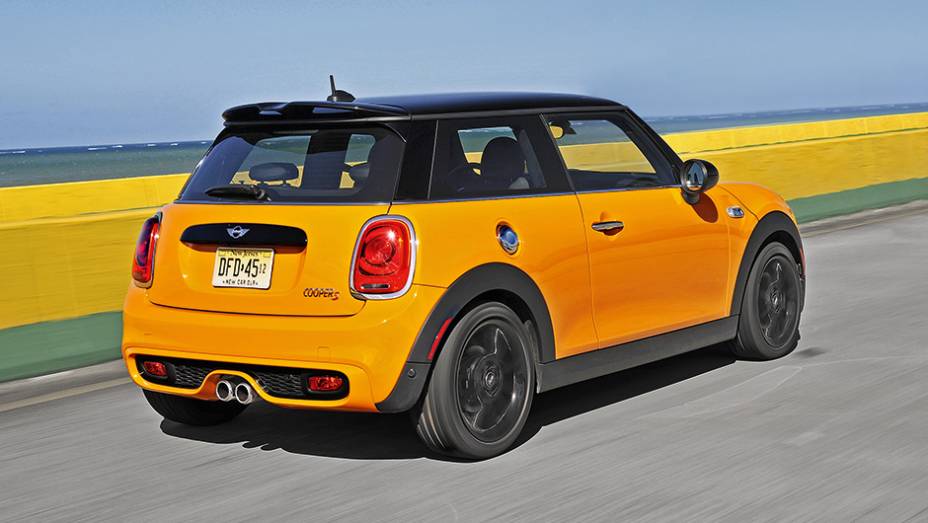 A altera&ccedil;&atilde;o externa mais evidente &eacute; na traseira: lanternas mais "gordinhas" e logotipo dentro da r&eacute;gua sobre a placa | <a href="https://preprod.quatrorodas.abril.com.br/carros/impressoes/mini-cooper-s-779912.shtml" rel="migration">Leia mais</a>