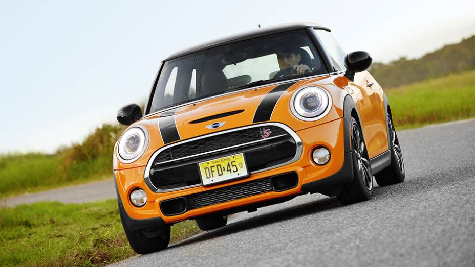 Moldura cromada da grade agora faz a volta pelo para-choque | <a href="https://preprod.quatrorodas.abril.com.br/carros/impressoes/mini-cooper-s-779912.shtml" rel="migration">Leia mais</a>