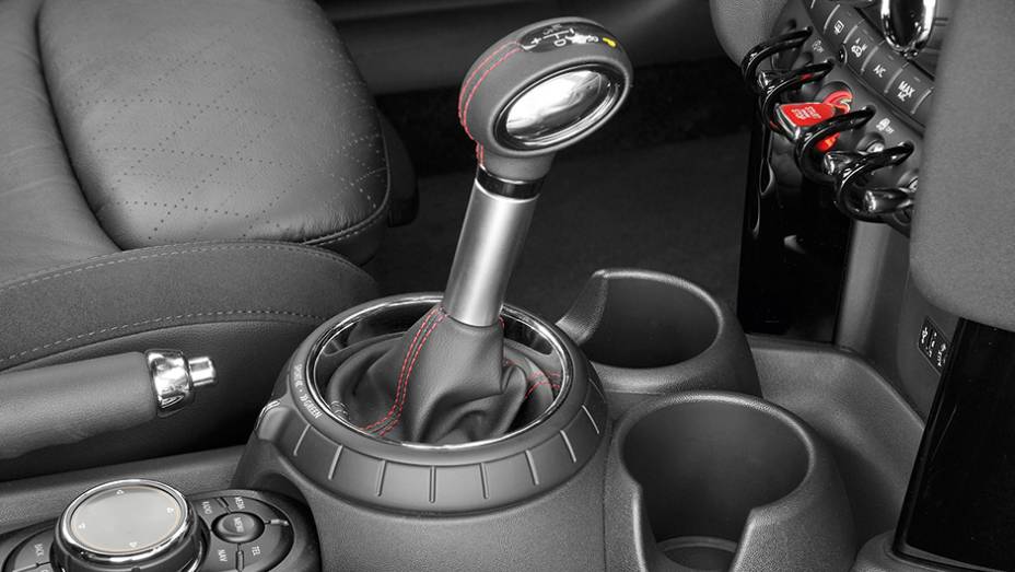 Bot&atilde;o girat&oacute;rio no console ajusta dire&ccedil;&atilde;o, c&acirc;mbio e motor | <a href="https://preprod.quatrorodas.abril.com.br/carros/impressoes/mini-cooper-s-779912.shtml" rel="migration">Leia mais</a>