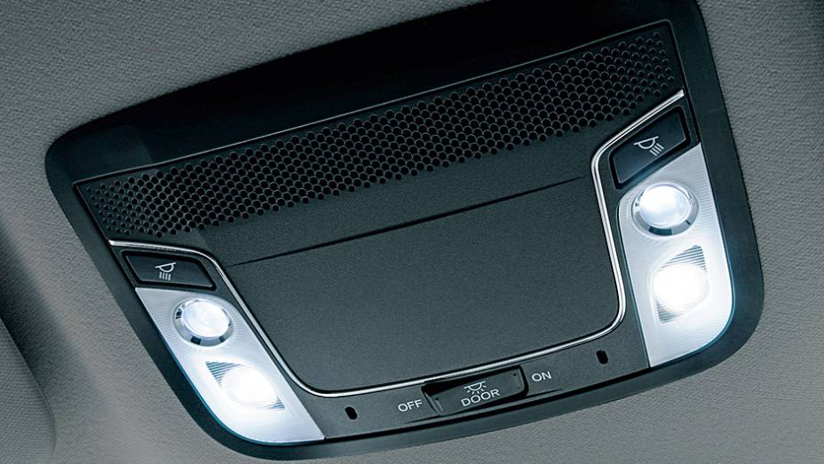 H&aacute; luzes de leitura individuais no teto | <a href="https://preprod.quatrorodas.abril.com.br/carros/impressoes/honda-vezel-777550.shtml" rel="migration">Leia mais</a>