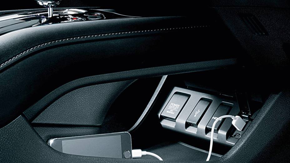 Al&eacute;m de bonito, console flutuante &eacute; &uacute;til | <a href="https://preprod.quatrorodas.abril.com.br/carros/impressoes/honda-vezel-777550.shtml" rel="migration">Leia mais</a>