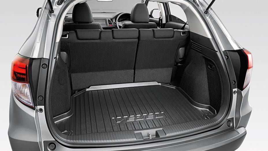 Com cinco pessoas a bordo, ainda sobra espa&ccedil;o para 400 litros de bagagem no porta-malas (no EcoSport cabem 362) | <a href="https://preprod.quatrorodas.abril.com.br/carros/impressoes/honda-vezel-777550.shtml" rel="migration">Leia mais</a>