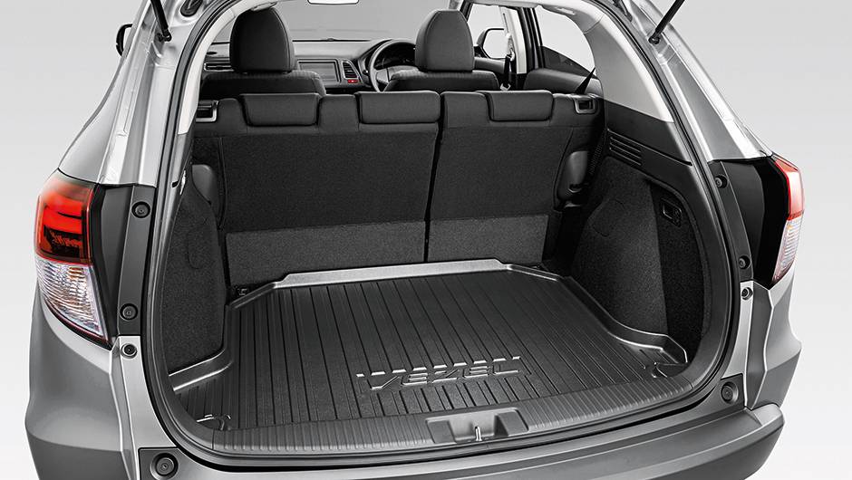 Com cinco pessoas a bordo, ainda sobra espa&ccedil;o para 400 litros de bagagem no porta-malas (no EcoSport cabem 362) | <a href="https://preprod.quatrorodas.abril.com.br/carros/impressoes/honda-vezel-777550.shtml" rel="migration">Leia mais</a>