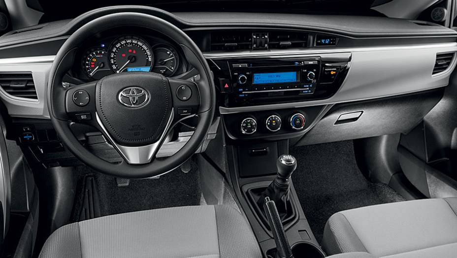Versão mais barata tem menos funções: perdeu a tela touch, GPS, câmera de ré e piloto automático | <a href="https://preprod.quatrorodas.abril.com.br/carros/testes/toyota-corolla-gli-1-8-783149.shtml" rel="migration">Leia mais</a>