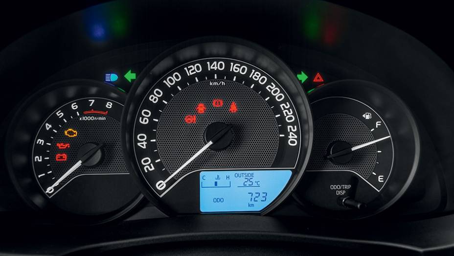 Instrumentos têm visor digital simplificado | <a href="https://preprod.quatrorodas.abril.com.br/carros/testes/toyota-corolla-gli-1-8-783149.shtml" rel="migration">Leia mais</a>