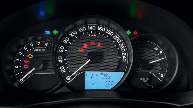 Instrumentos têm visor digital simplificado | <a href="https://preprod.quatrorodas.abril.com.br/carros/testes/toyota-corolla-gli-1-8-783149.shtml" rel="migration">Leia mais</a> Instrumentos têm visor digital simplificado | <a href="https://preprod.quatrorodas.abril.com.br/carros/testes/toyota-corolla-gli-1-8-783149.shtml" rel="migration">Leia mais</a>
