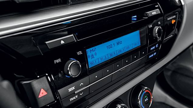 Rádio tem menos funções, mas há comandos no volante | <a href="https://preprod.quatrorodas.abril.com.br/carros/testes/toyota-corolla-gli-1-8-783149.shtml" rel="migration">Leia mais</a> Rádio tem menos funções, mas há comandos no volante | <a href="https://preprod.quatrorodas.abril.com.br/carros/testes/toyota-corolla-gli-1-8-783149.shtml" rel="migration">Leia mais</a>