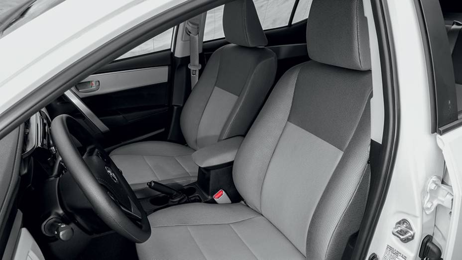 … estofamento de tecido são exclusivos da versão de entrada | <a href="https://preprod.quatrorodas.abril.com.br/carros/testes/toyota-corolla-gli-1-8-783149.shtml" rel="migration">Leia mais</a>