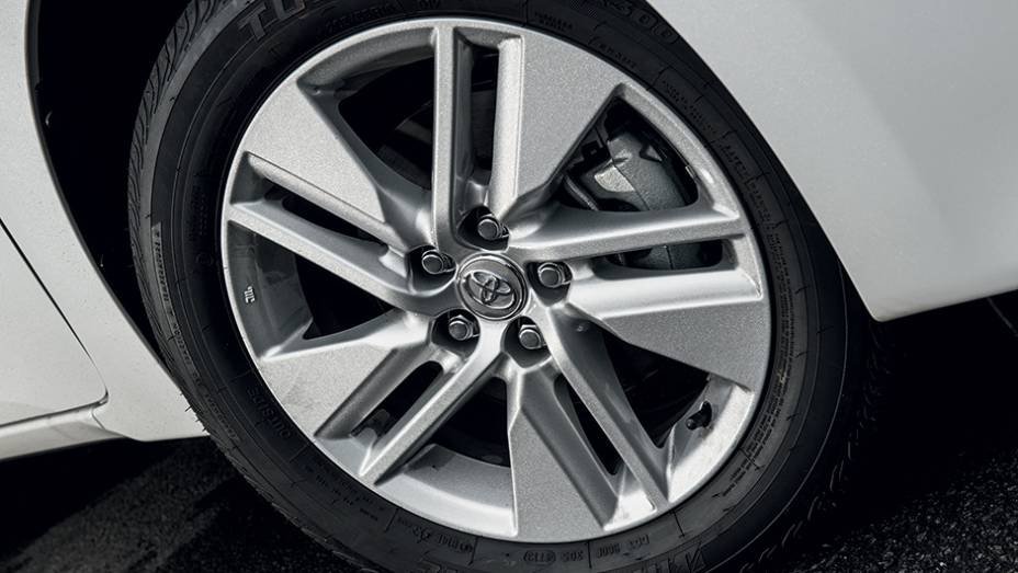 Até o GLi utiliza rodas de liga de 16 polegadas | <a href="https://preprod.quatrorodas.abril.com.br/carros/testes/toyota-corolla-gli-1-8-783149.shtml" rel="migration">Leia mais</a>