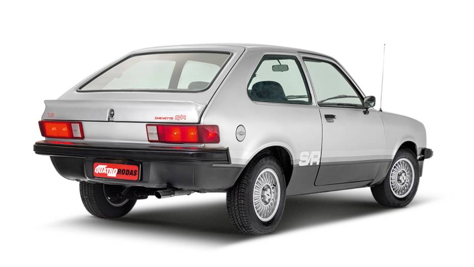 O aerofólio era o destaque na traseira do S/R | <a href="https://preprod.quatrorodas.abril.com.br/carros/classicos-brasileiros/chevrolet-chevette-s-r-782545.shtml" rel="migration">Leia mais</a>