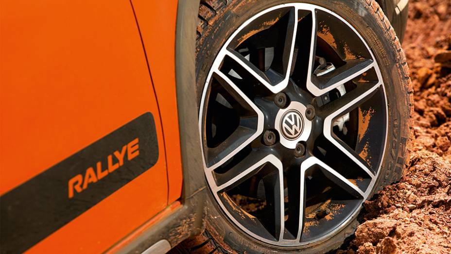 A roda de liga leve modelo torino &eacute; oferecida como opcional | <a href="https://preprod.quatrorodas.abril.com.br/carros/testes/volkswagen-gol-rallye-782379.shtml" rel="migration">Leia mais</a>