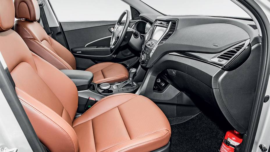 Revestimento dos bancos &eacute; de couro perfurado | <a href="https://preprod.quatrorodas.abril.com.br/carros/testes/hyundai-grand-santa-fe-782547.shtml" rel="migration">Leia mais</a>