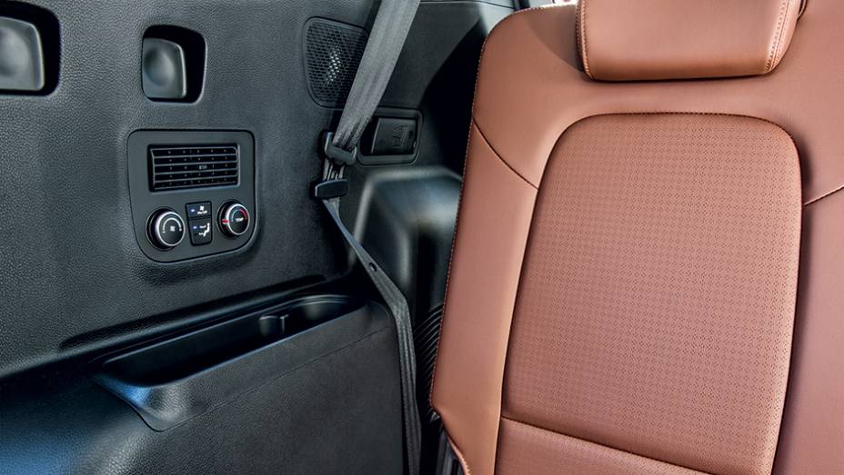 S&oacute; no Grand h&aacute; ajuste de temperatura na terceira fila e | <a href="https://preprod.quatrorodas.abril.com.br/carros/testes/hyundai-grand-santa-fe-782547.shtml" rel="migration">Leia mais</a>