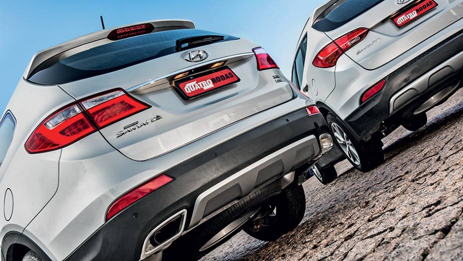 Na traseira, lanternas e escapes diferenciam as duas vers&otilde;es | <a href="https://preprod.quatrorodas.abril.com.br/carros/testes/hyundai-grand-santa-fe-782547.shtml" rel="migration">Leia mais</a>