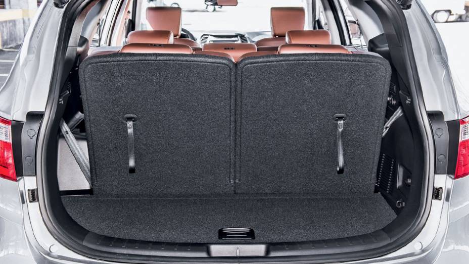 Com mais porta-malas, Grand Santa Fe tem al&ccedil;as para rebatimento dos bancos traseiros | <a href="https://preprod.quatrorodas.abril.com.br/carros/testes/hyundai-grand-santa-fe-782547.shtml" rel="migration">Leia mais</a>