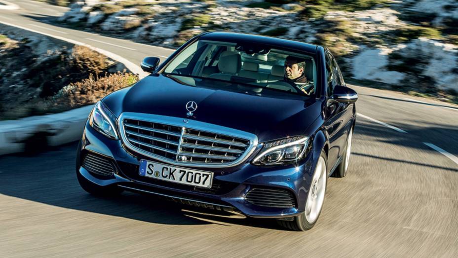 A quinta geração ficou 9,5 cm mais comprida que a Classe C anterior | <a href="https://preprod.quatrorodas.abril.com.br/carros/impressoes/mercedes-benz-c-250-783412.shtml" rel="migration">Leia mais</a>