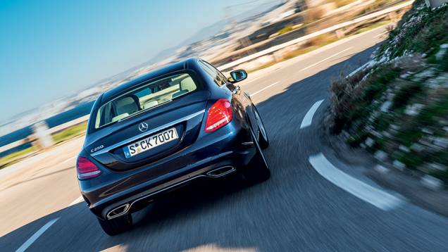 Traseira foi nitidamente inspirada no novo Classe S | <a href="https://preprod.quatrorodas.abril.com.br/carros/impressoes/mercedes-benz-c-250-783412.shtml" rel="migration">Leia mais</a> Traseira foi nitidamente inspirada no novo Classe S | <a href="https://preprod.quatrorodas.abril.com.br/carros/impressoes/mercedes-benz-c-250-783412.shtml" rel="migration">Leia mais</a>