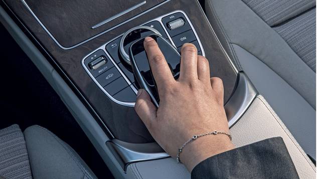 Deslize o dedo sobre o touchpad para controlar as funções do som e do GPS | <a href="https://preprod.quatrorodas.abril.com.br/carros/impressoes/mercedes-benz-c-250-783412.shtml" rel="migration">Leia mais</a> Deslize o dedo sobre o touchpad para controlar as funções do som e do GPS | <a href="https://preprod.quatrorodas.abril.com.br/carros/impressoes/mercedes-benz-c-250-783412.shtml" rel="migration">Leia mais</a>