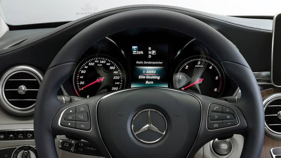 E o quadro de instrumentos trocou os três mostradores redondos por dois com um aro cromado | <a href="https://preprod.quatrorodas.abril.com.br/carros/impressoes/mercedes-benz-c-250-783412.shtml" rel="migration">Leia mais</a>