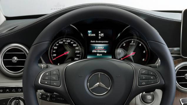 E o quadro de instrumentos trocou os três mostradores redondos por dois com um aro cromado | <a href="https://preprod.quatrorodas.abril.com.br/carros/impressoes/mercedes-benz-c-250-783412.shtml" rel="migration">Leia mais</a> E o quadro de instrumentos trocou os três mostradores redondos por dois com um aro cromado | <a href="https://preprod.quatrorodas.abril.com.br/carros/impressoes/mercedes-benz-c-250-783412.shtml" rel="migration">Leia mais</a>