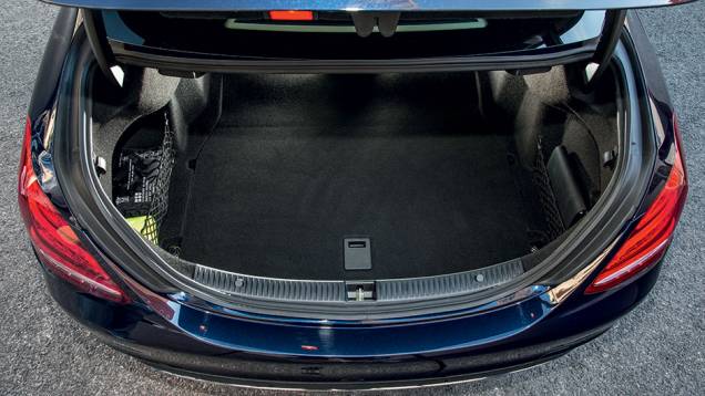 Porta-malas de 480 litros | <a href="https://preprod.quatrorodas.abril.com.br/carros/impressoes/mercedes-benz-c-250-783412.shtml" rel="migration">Leia mais</a> Porta-malas de 480 litros | <a href="https://preprod.quatrorodas.abril.com.br/carros/impressoes/mercedes-benz-c-250-783412.shtml" rel="migration">Leia mais</a>